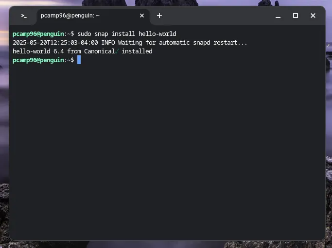 Kết quả chạy lệnh &quot;hello-world&quot; từ gói Snap trên Terminal Linux của Chromebook, xác nhận cài đặt thành công.