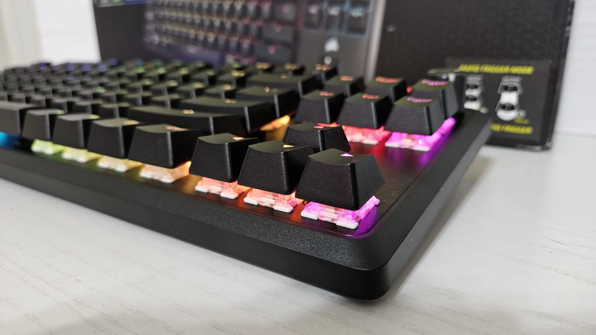 Khoảng cách lớn giữa keycap và bề mặt của bàn phím cơ Corsair K70 PRO TKL màu đen.