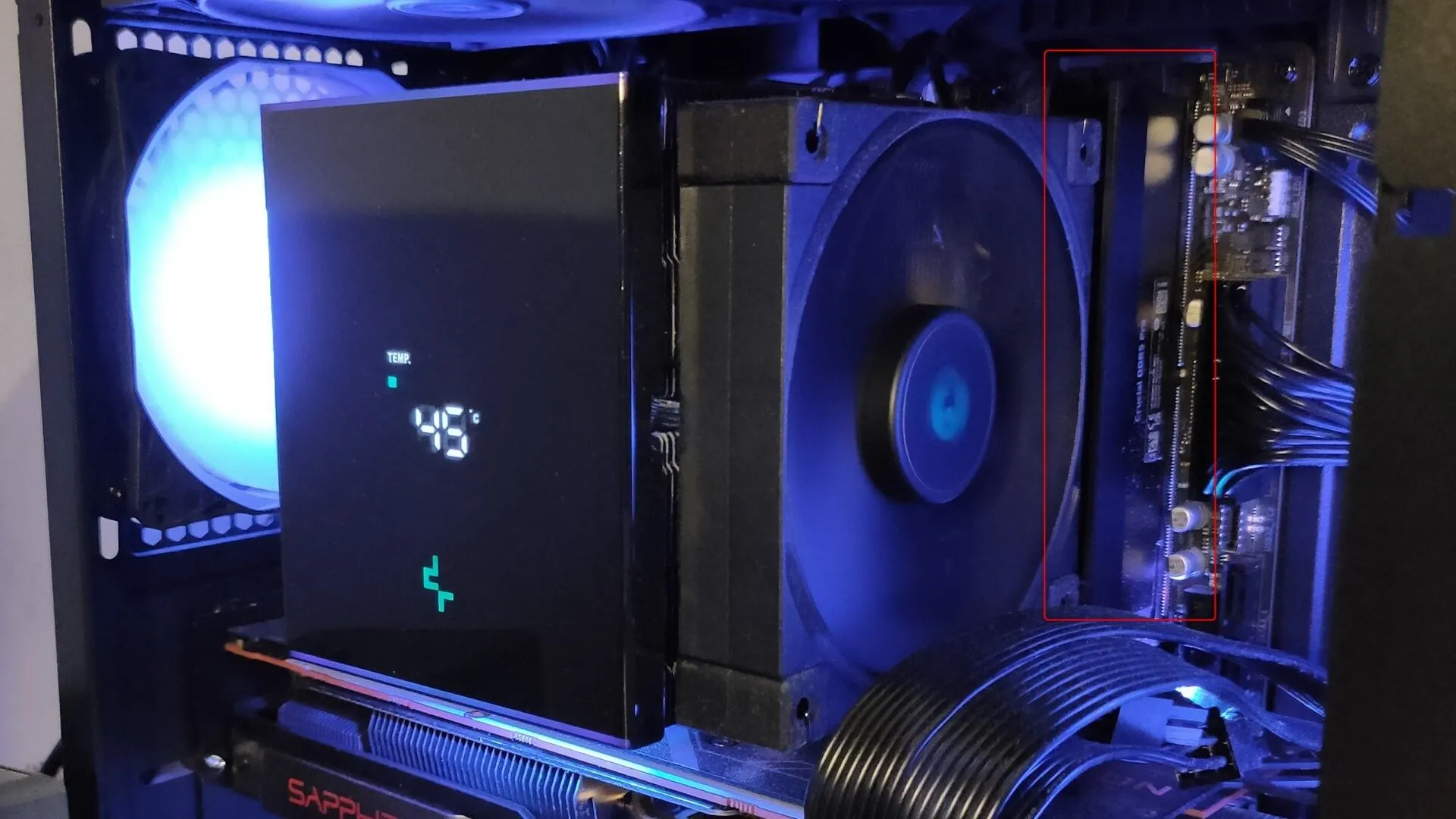 Khoảng cách sát sao giữa tản nhiệt khí CPU và thanh RAM đã được lắp đặt gọn gàng trong hệ thống PC.