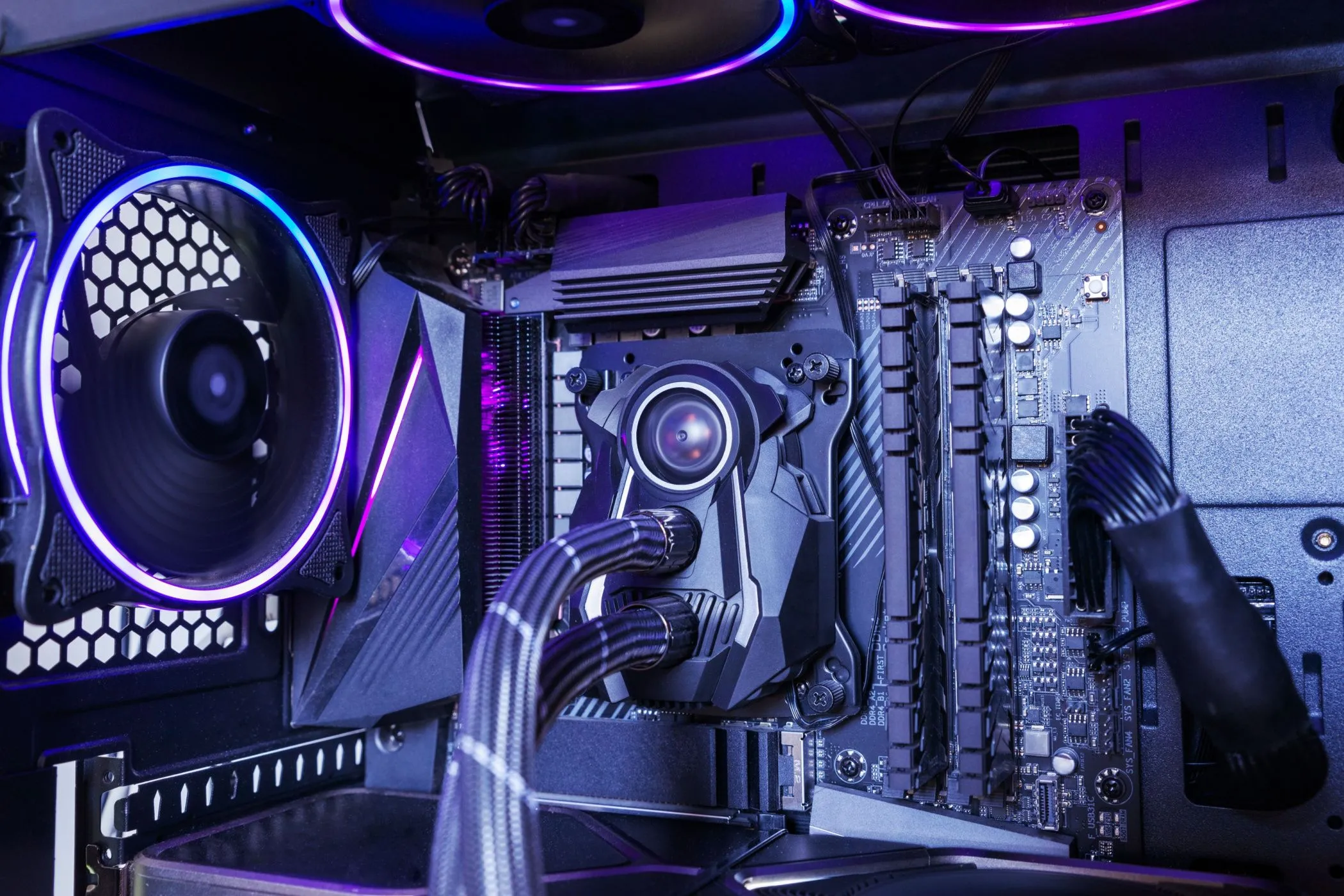 Khối nước tản nhiệt CPU AIO bao quanh bởi các quạt RGB bên trong một case máy tính.