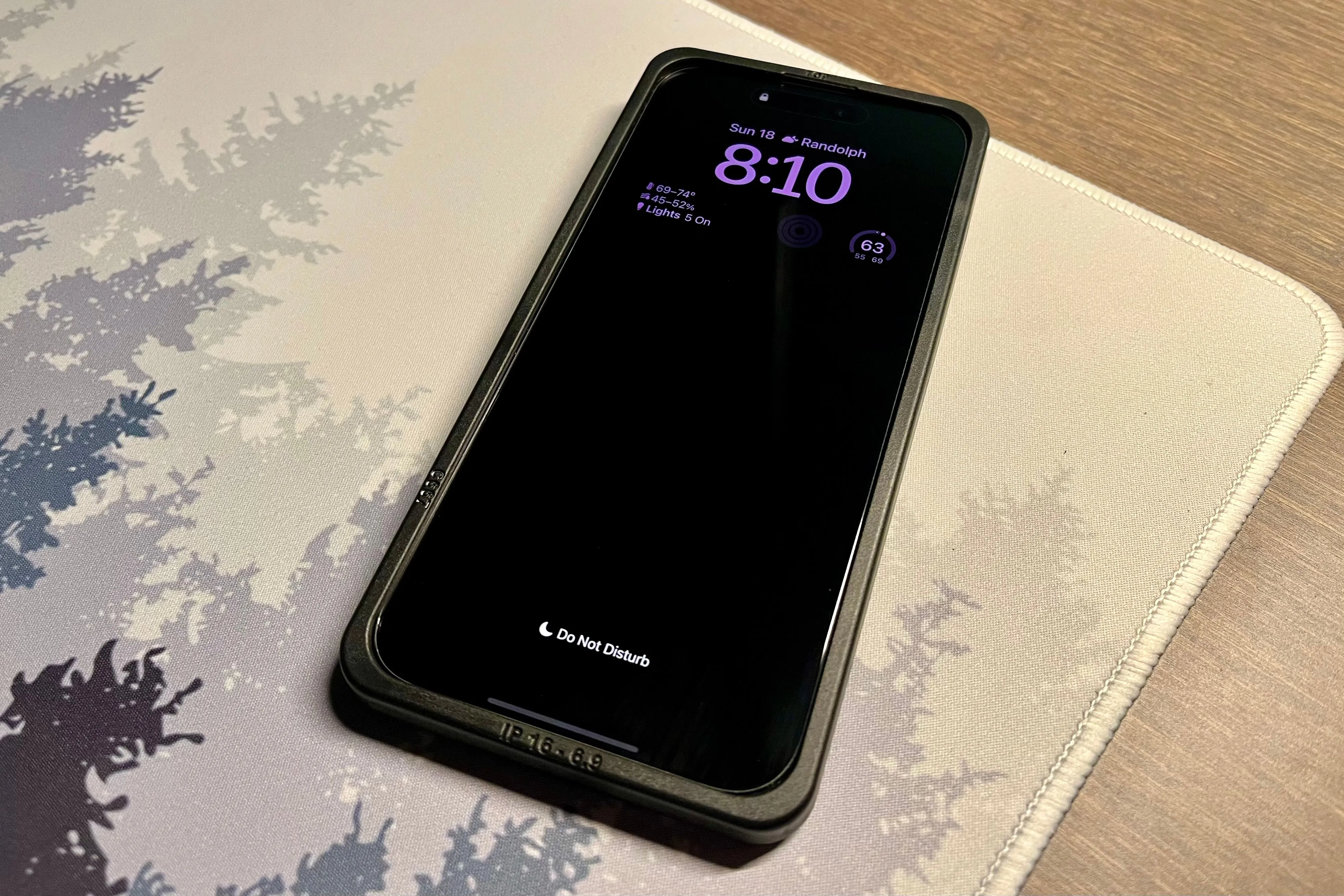 Khung định vị giúp căn chỉnh miếng dán màn hình iPhone một cách hoàn hảo, đảm bảo dán kính cường lực không lệch.