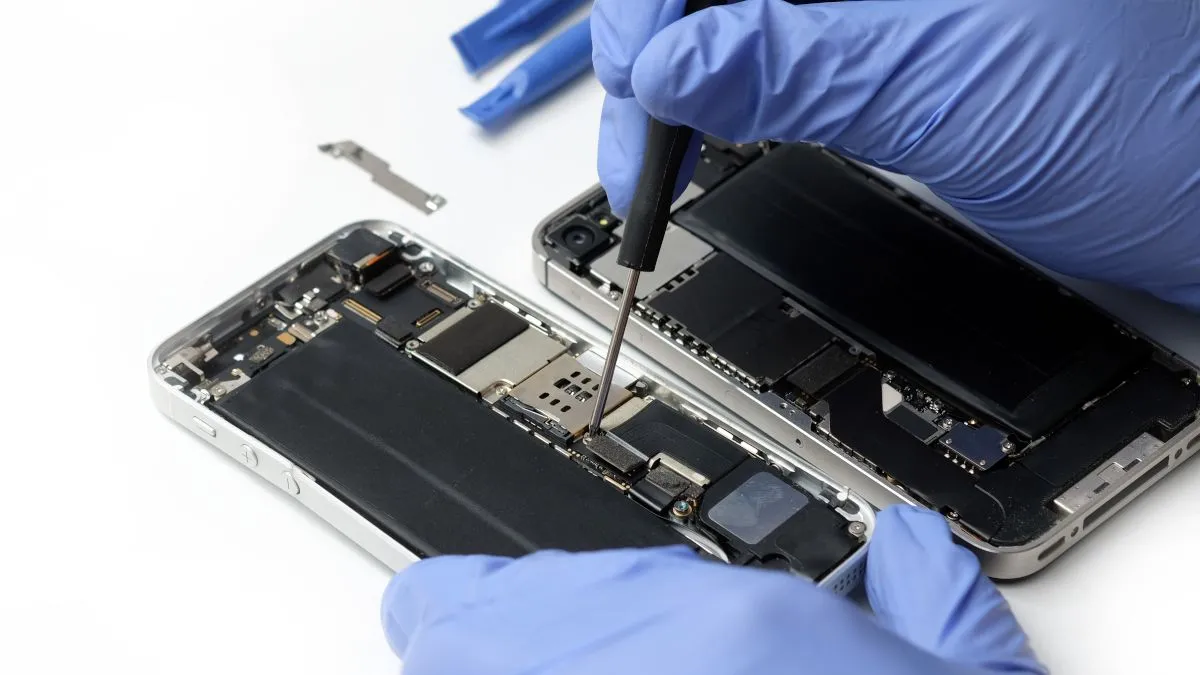 Kỹ thuật viên đang sửa chữa bo mạch chủ điện thoại tại trung tâm bảo hành Samsung