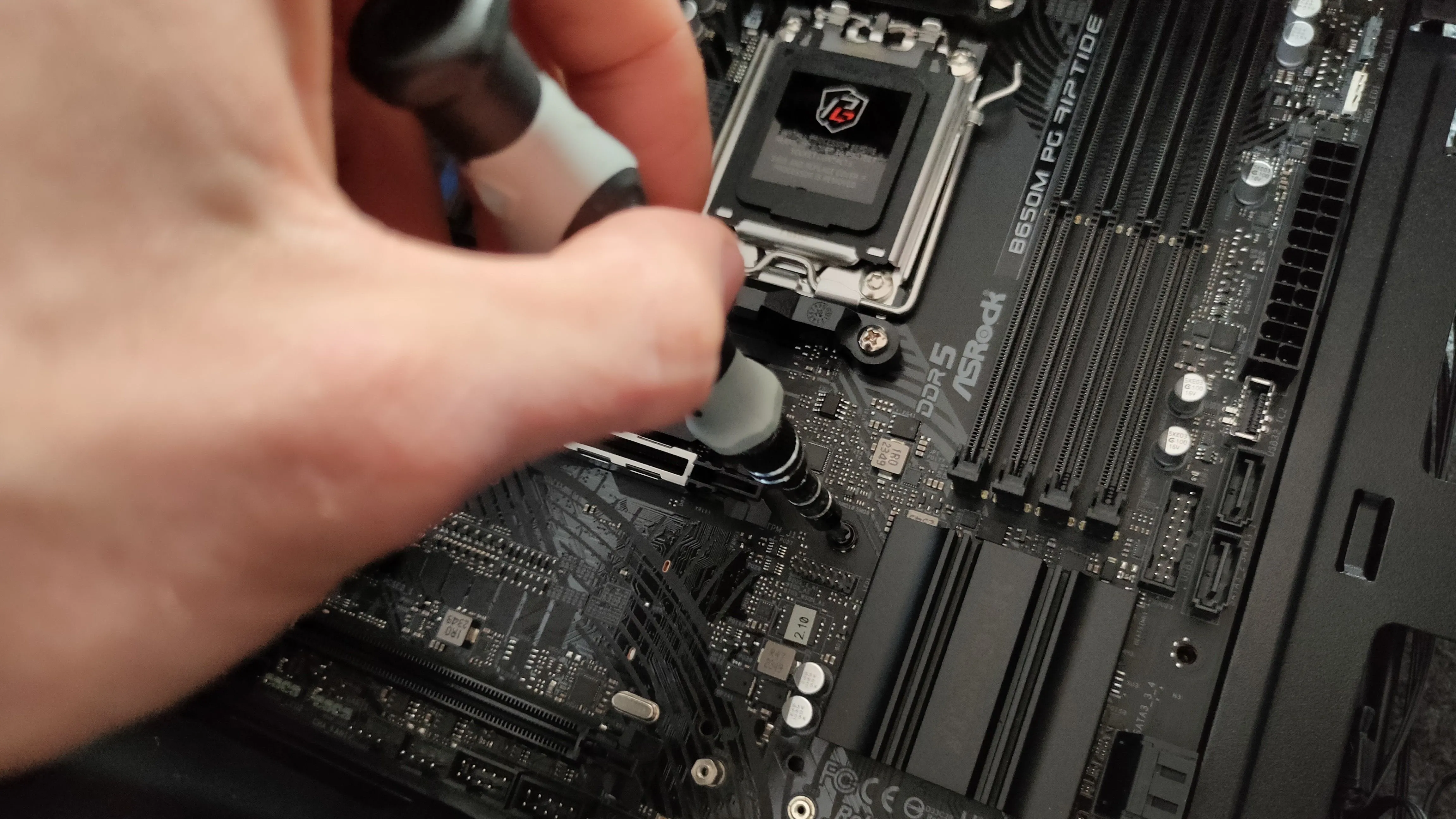 Lắp đặt bo mạch chủ vào vỏ case PC, quy trình quan trọng khi xây dựng máy tính