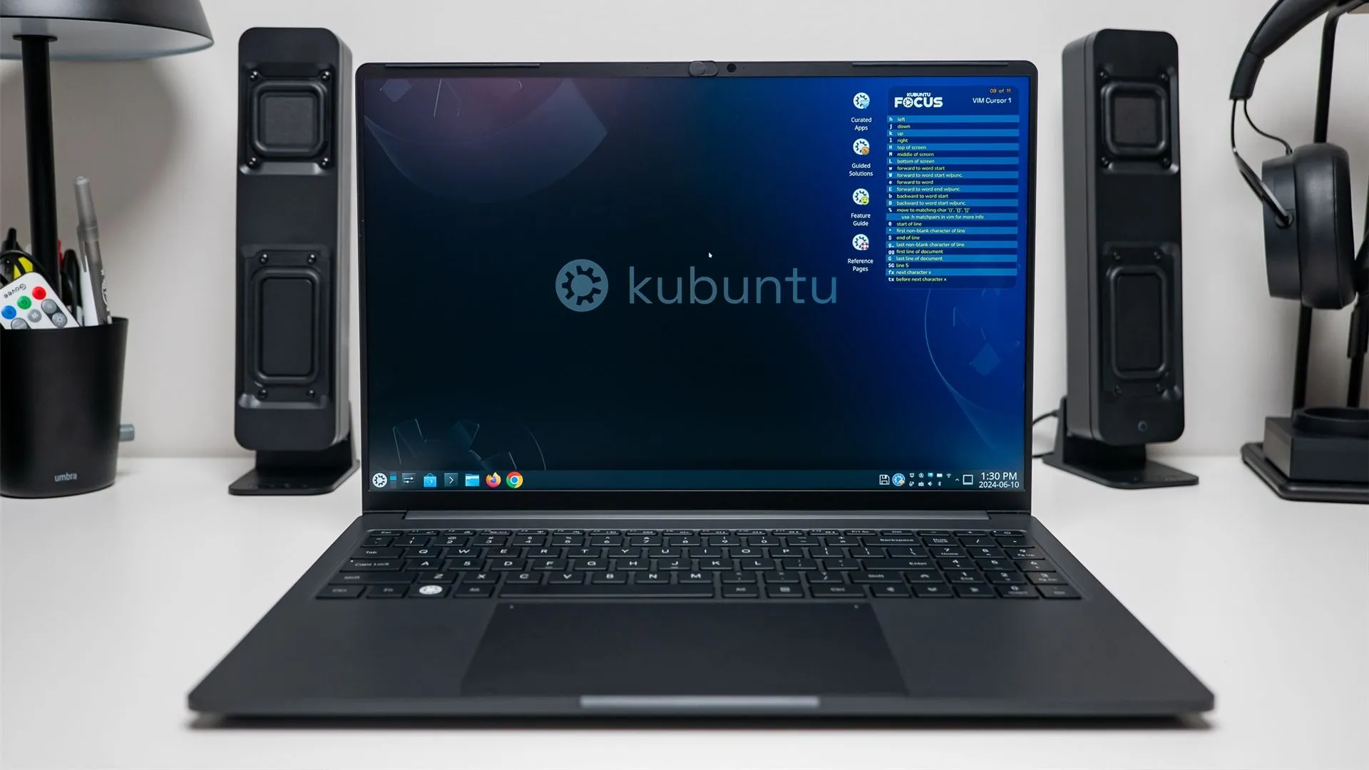 Laptop chạy hệ điều hành Linux trên bàn làm việc, minh họa hiệu suất mượt mà