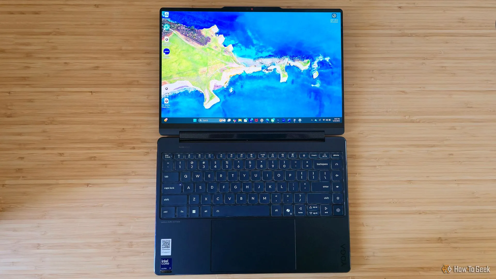 Laptop Lenovo Yoga 9i 2-in-1 Gen 10 đặt phẳng trên bàn làm việc, cho thấy khả năng xoay màn hình 360 độ.