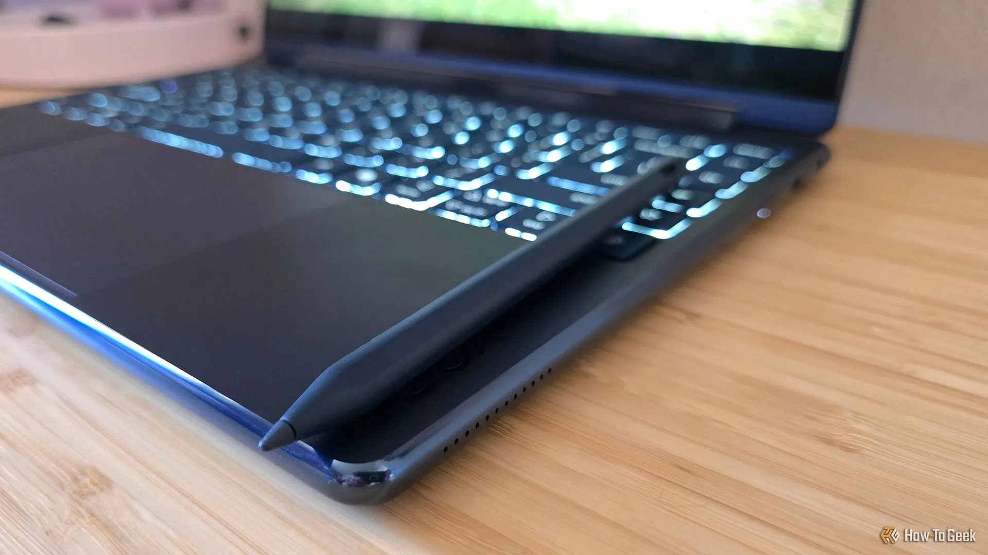 Laptop Lenovo Yoga 9i 2-in-1 Gen 10 hiển thị cùng bút cảm ứng Yoga Pen, nhấn mạnh khả năng tương tác chính xác.