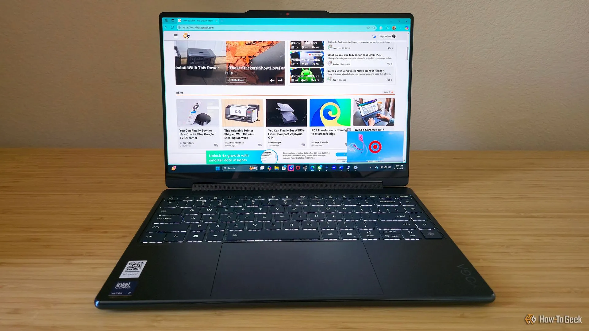 Laptop Lenovo Yoga 9i 2-in-1 Gen 10 mở trên bàn làm việc, thể hiện tổng thể thiết kế và môi trường sử dụng.