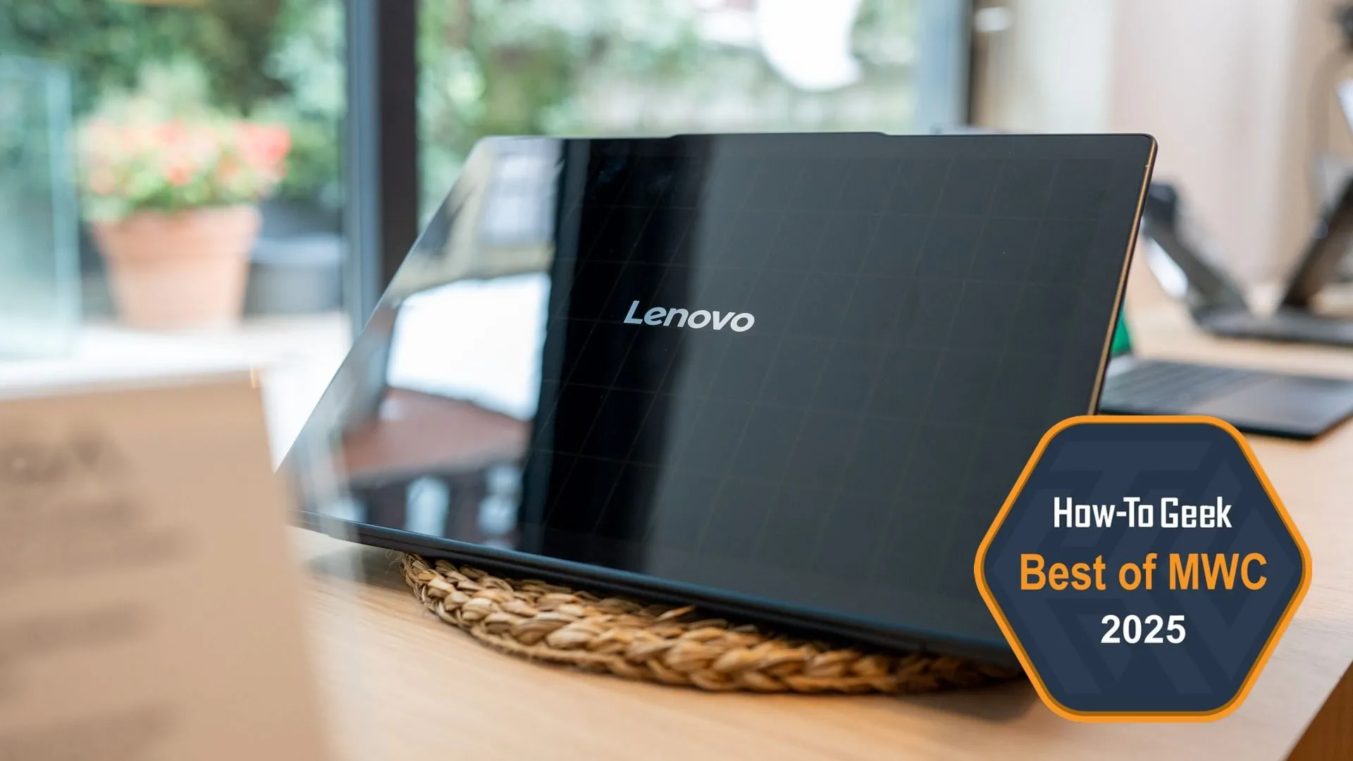 Laptop Lenovo Yoga Solar PC chạy năng lượng mặt trời tại MWC 2025