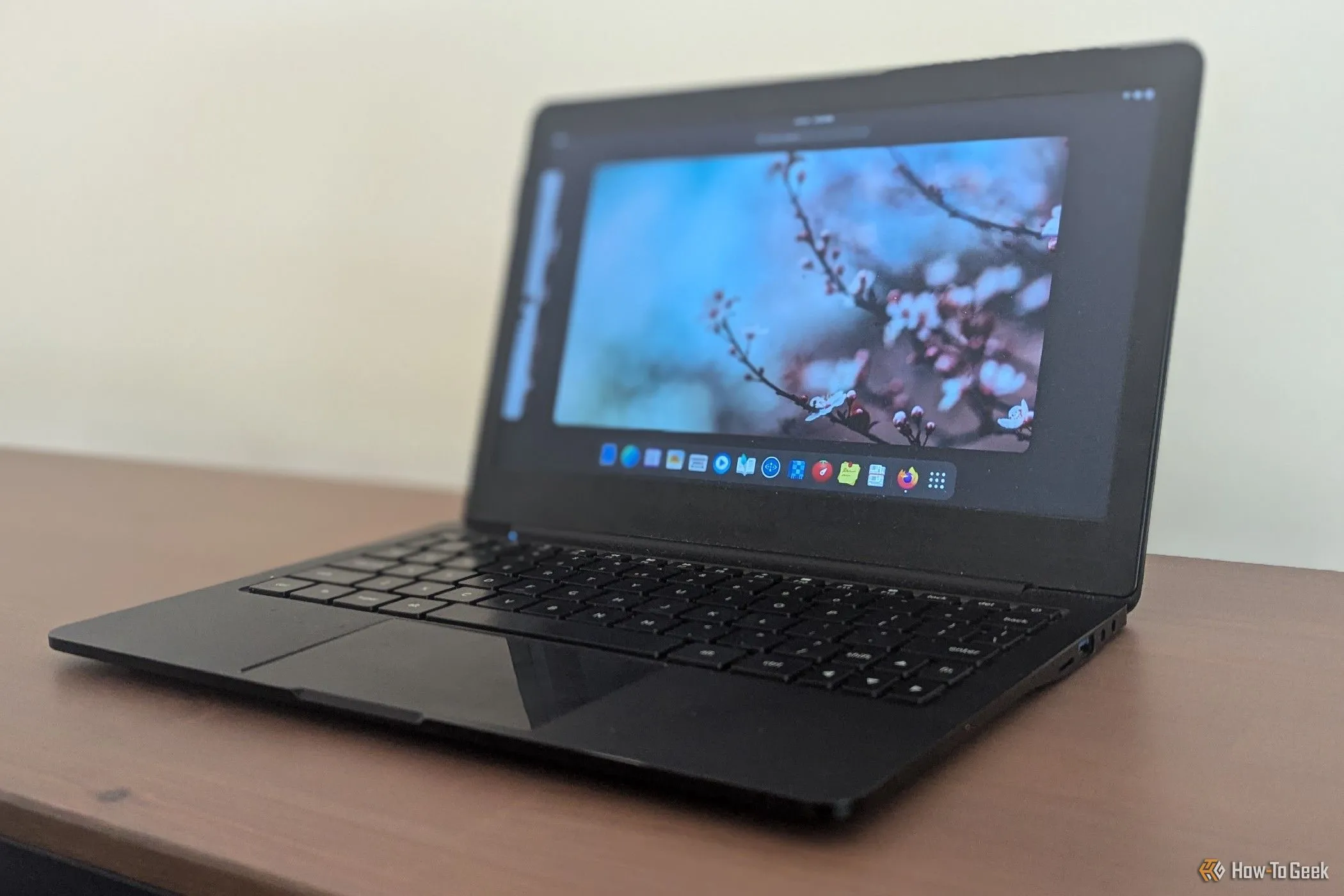Laptop Star Labs StarLite MkIV với màn hình 1080p 60Hz, đại diện cho công nghệ màn hình cũ.