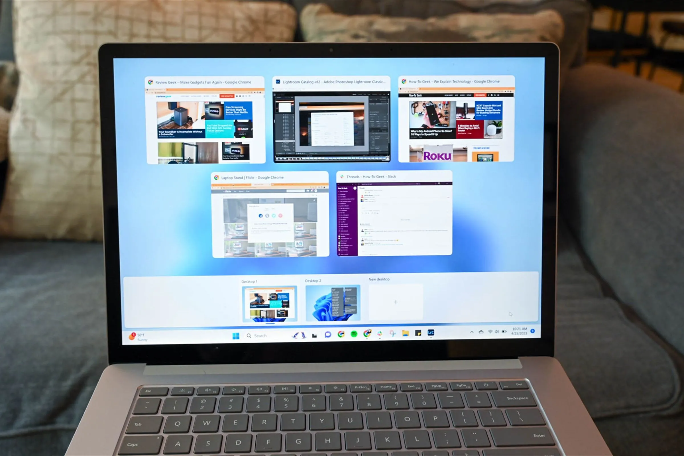 Laptop Surface đang chạy chế độ chia đôi màn hình để làm việc đa nhiệm hiệu quả