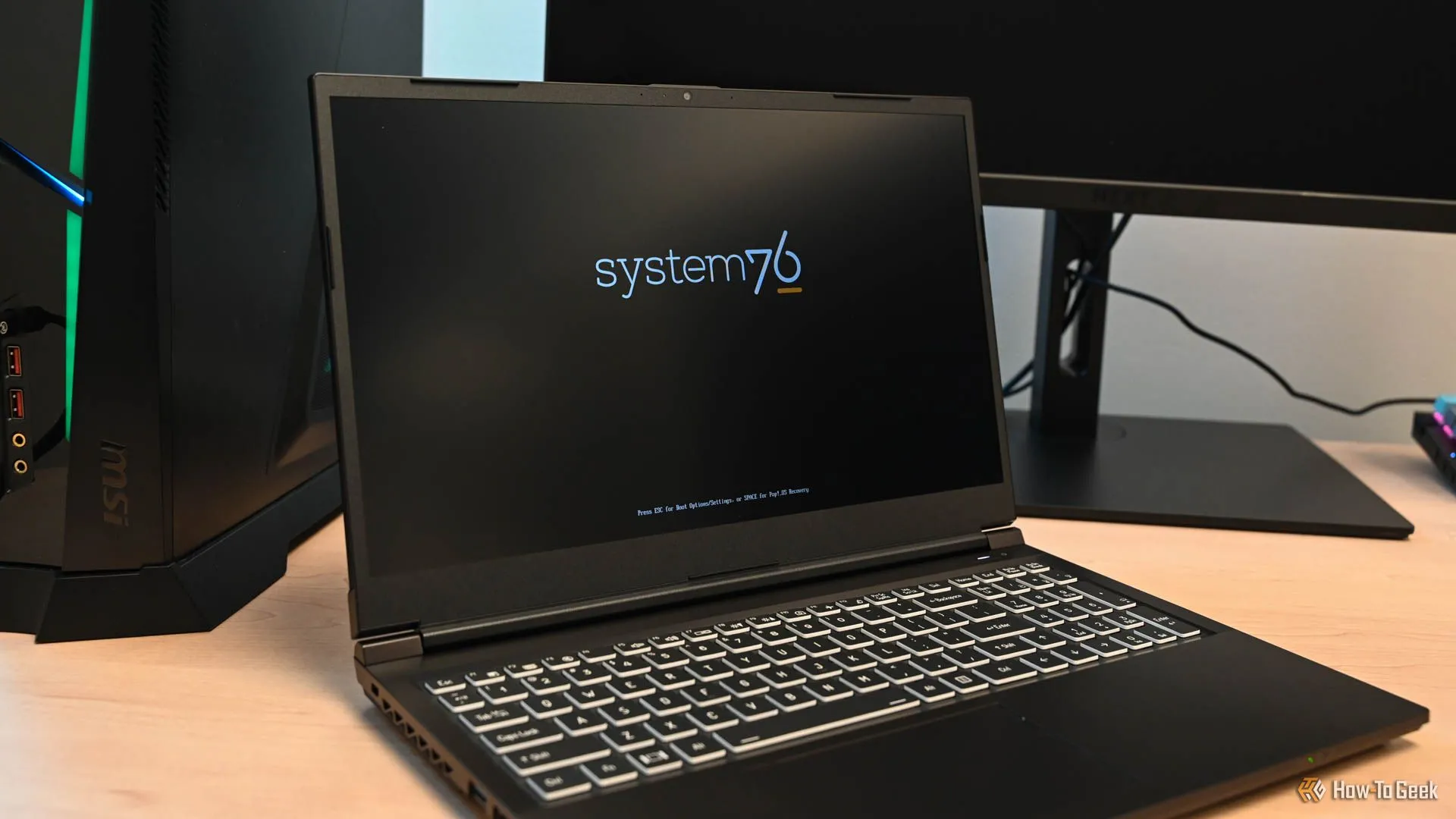 Laptop System76 Gazelle đang khởi động với logo System76 rõ nét, biểu tượng cho sức mạnh của máy tính Linux.