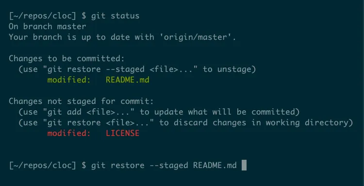 Lệnh git restore tự động hoàn thành tên tệp README.md, là tệp duy nhất có thể được khôi phục trạng thái.