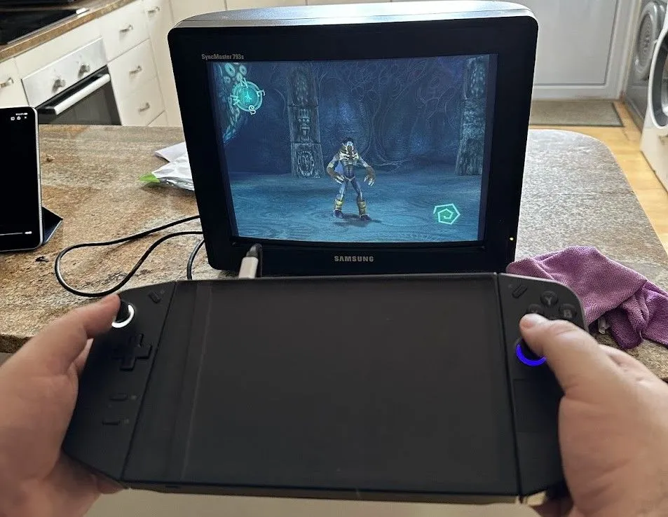 Lenovo Legion Go kết nối màn hình CRT, đang chạy Legacy of Kain Soul Reaver 1 &amp; 2 Remastered, minh họa tính linh hoạt của thiết bị