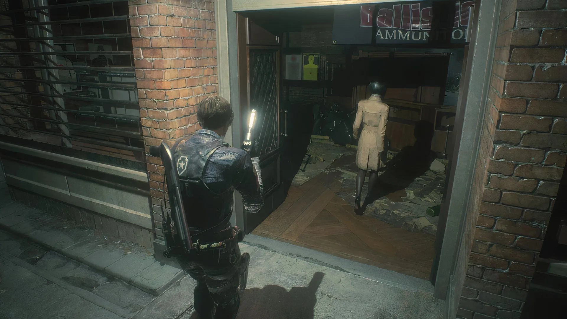 Leon và Ada bước vào cửa hàng súng trong Resident Evil 2 (2019), hình ảnh quen thuộc của một series game kinh dị với cốt truyện đầy rẫy âm mưu và các loại virus biến đổi.
