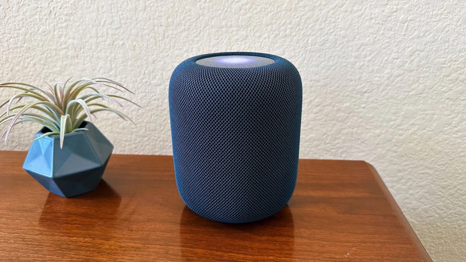 Loa HomePod thế hệ 2 trên bàn, minh họa cho hệ sinh thái Apple HomeKit