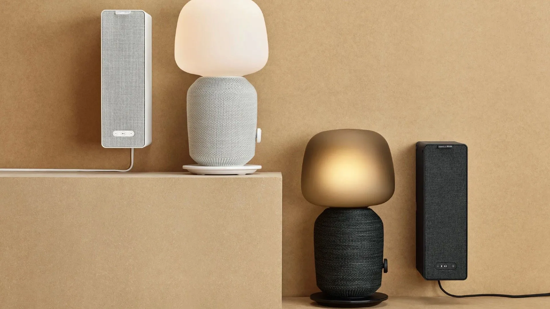 Loa Symfonisk của Sonos và IKEA bên cạnh đèn bàn