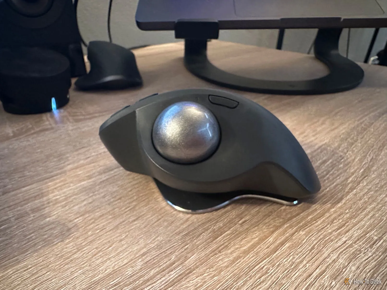 Logitech MX Ergo S đặt trên bàn, góc nhìn từ trên xuống, nhấn mạnh thiết kế tiện dụng