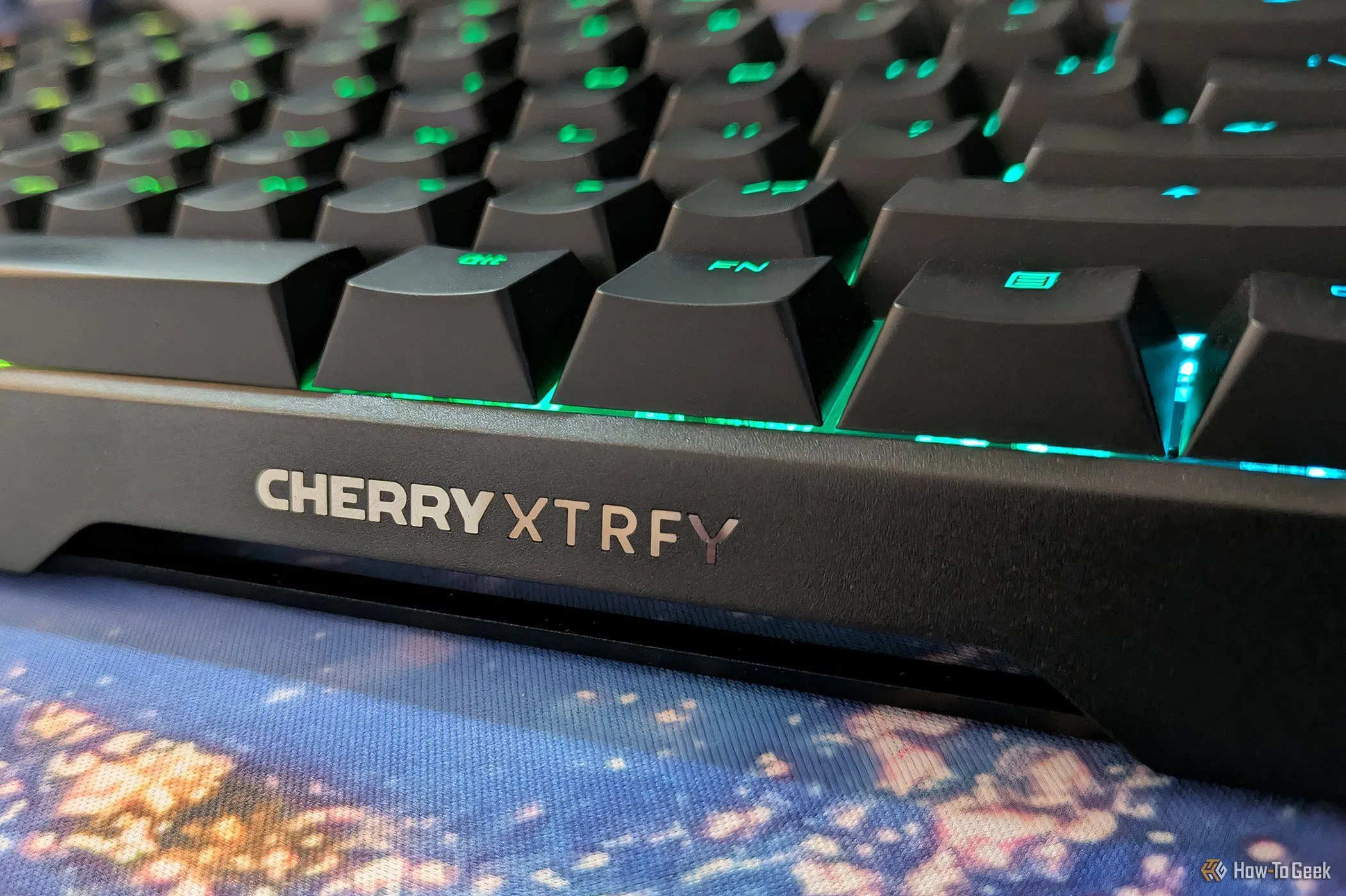 Logo CHERRY XTRFY được khắc tinh xảo trên cạnh bên bàn phím