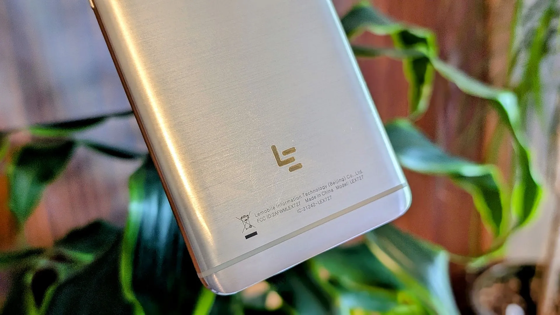 Logo của LeEco Le Pro 3 trên màn hình smartphone, thể hiện thương hiệu điện thoại đã sụp đổ.