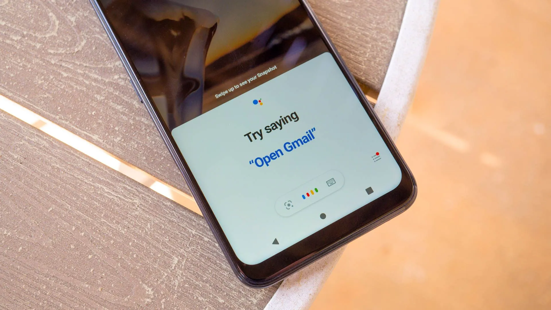Logo Google Assistant trên màn hình điện thoại, đại diện cho trợ lý ảo của Google.