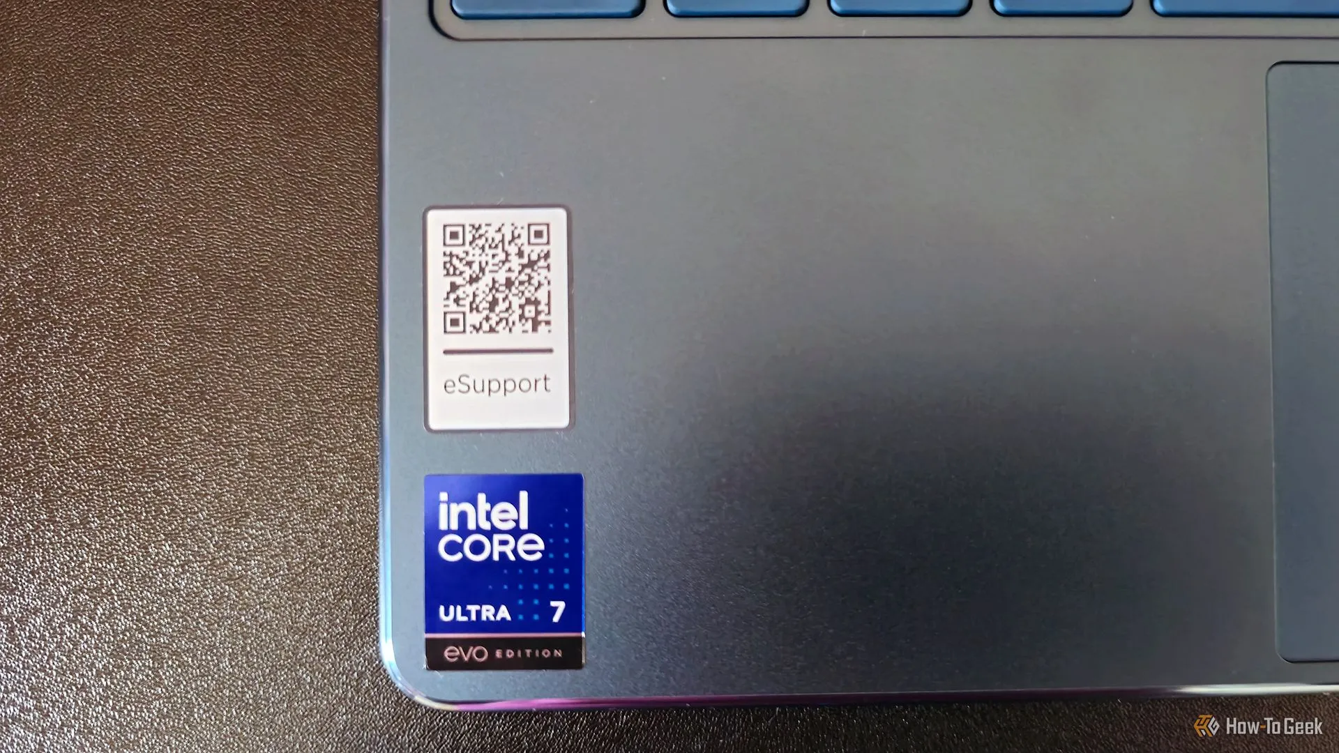 Logo Intel Core Ultra trên laptop Lenovo Yoga Slim 9i 14 Gen 10