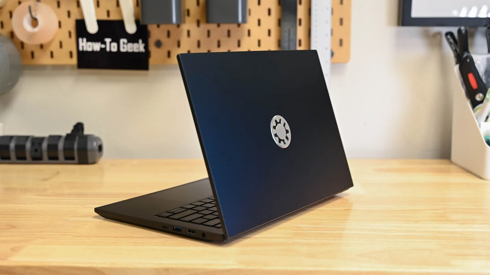 Logo Kubuntu trên một thiết bị, minh họa cho một bản phân phối Linux sử dụng KDE Plasma