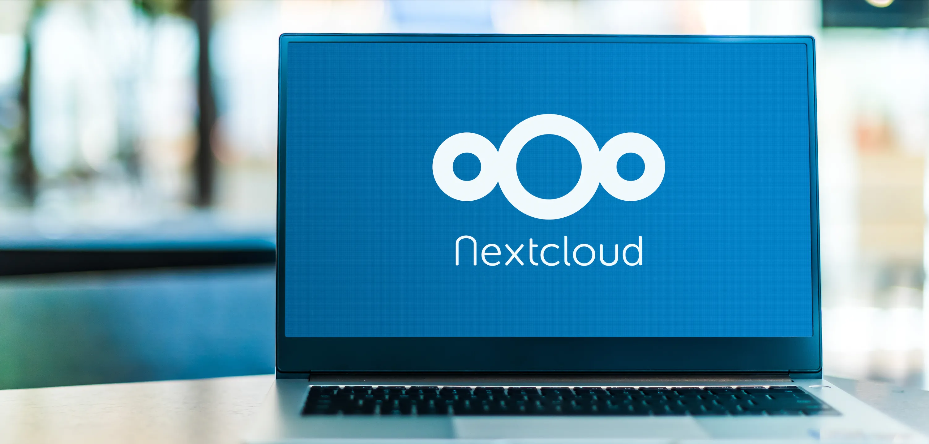 Logo Nextcloud đại diện cho nền tảng lưu trữ đám mây mã nguồn mở