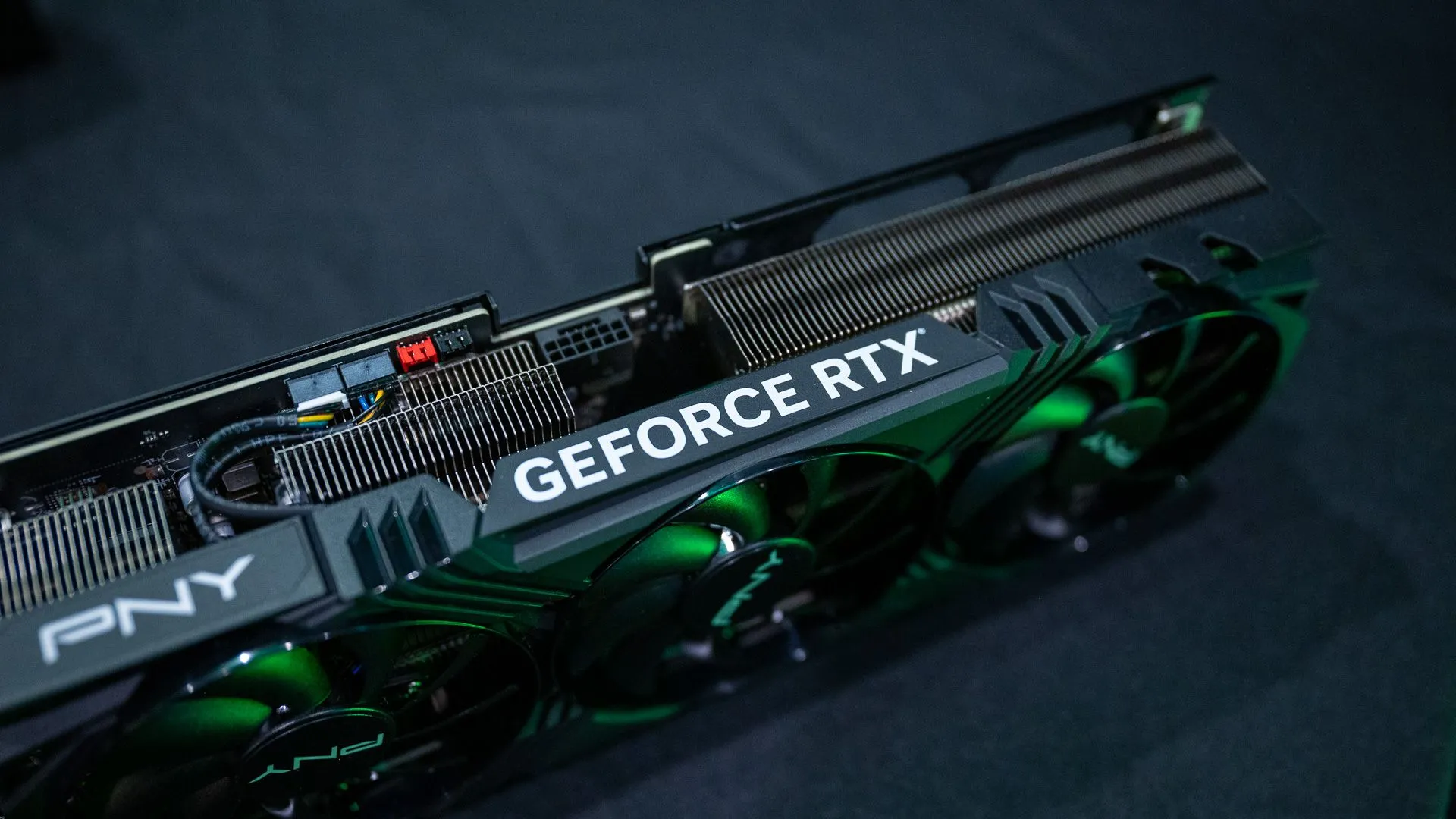 Logo Nvidia GeForce RTX trên một card đồ họa gaming 4070 Ti, thể hiện hệ thống tản nhiệt quạt
