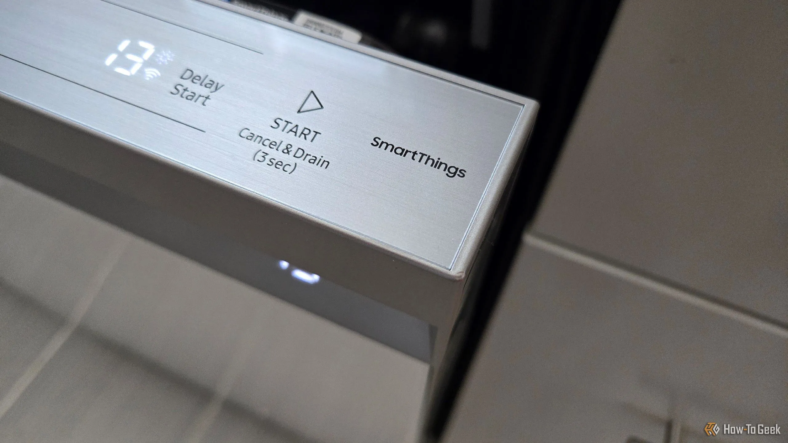 Logo SmartThings nổi bật trên máy rửa chén Samsung Bespoke, minh họa sự tích hợp của thiết bị gia dụng vào hệ sinh thái nhà thông minh.