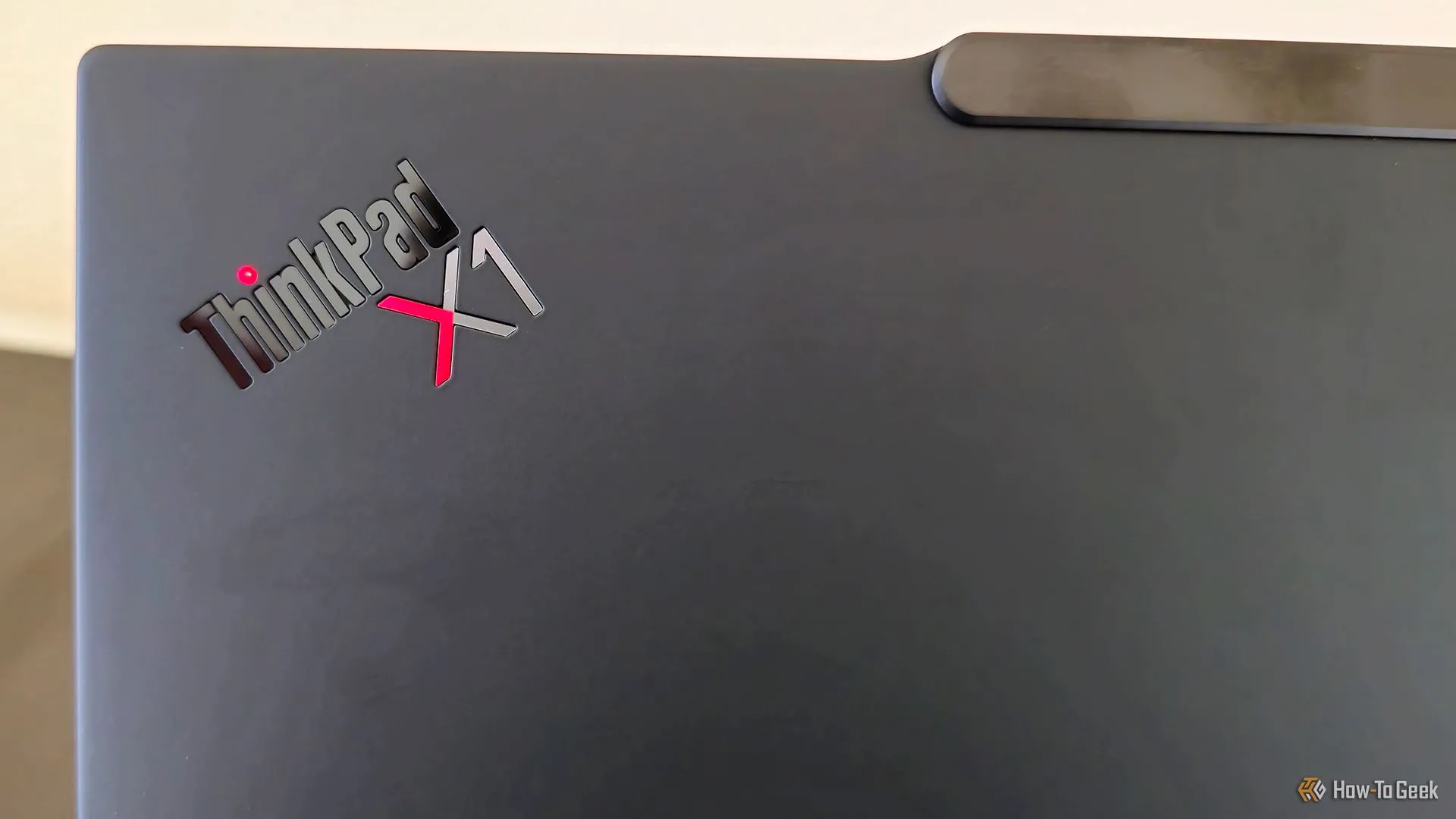 Logo ThinkPad trên nắp sau của laptop Lenovo ThinkPad X1 Carbon Gen 13 Aura Edition, thể hiện sự hỗ trợ của Lenovo cho Linux.