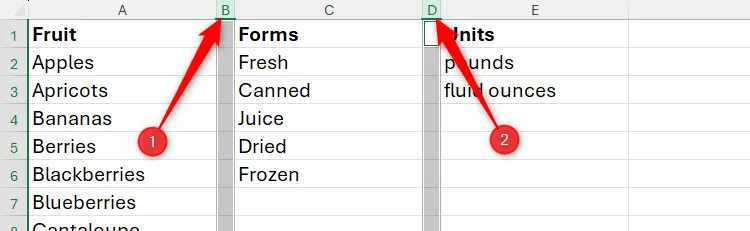 Lựa chọn hai cột không liền kề trong bảng tính Excel bằng cách giữ Ctrl và nhấp vào tiêu đề cột
