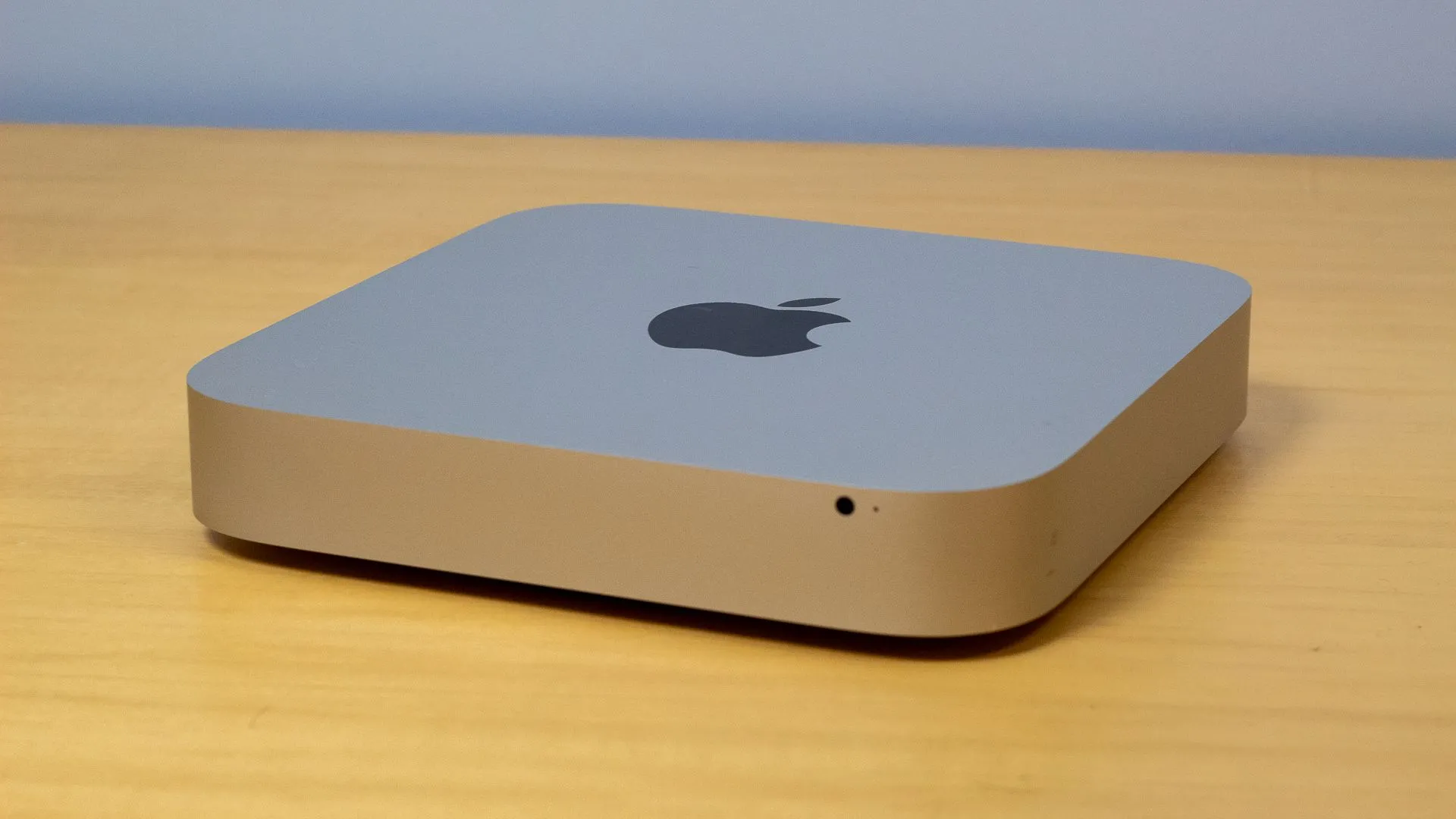 Mac mini M1 nhỏ gọn đặt trên bàn, biểu tượng công nghệ mạnh mẽ