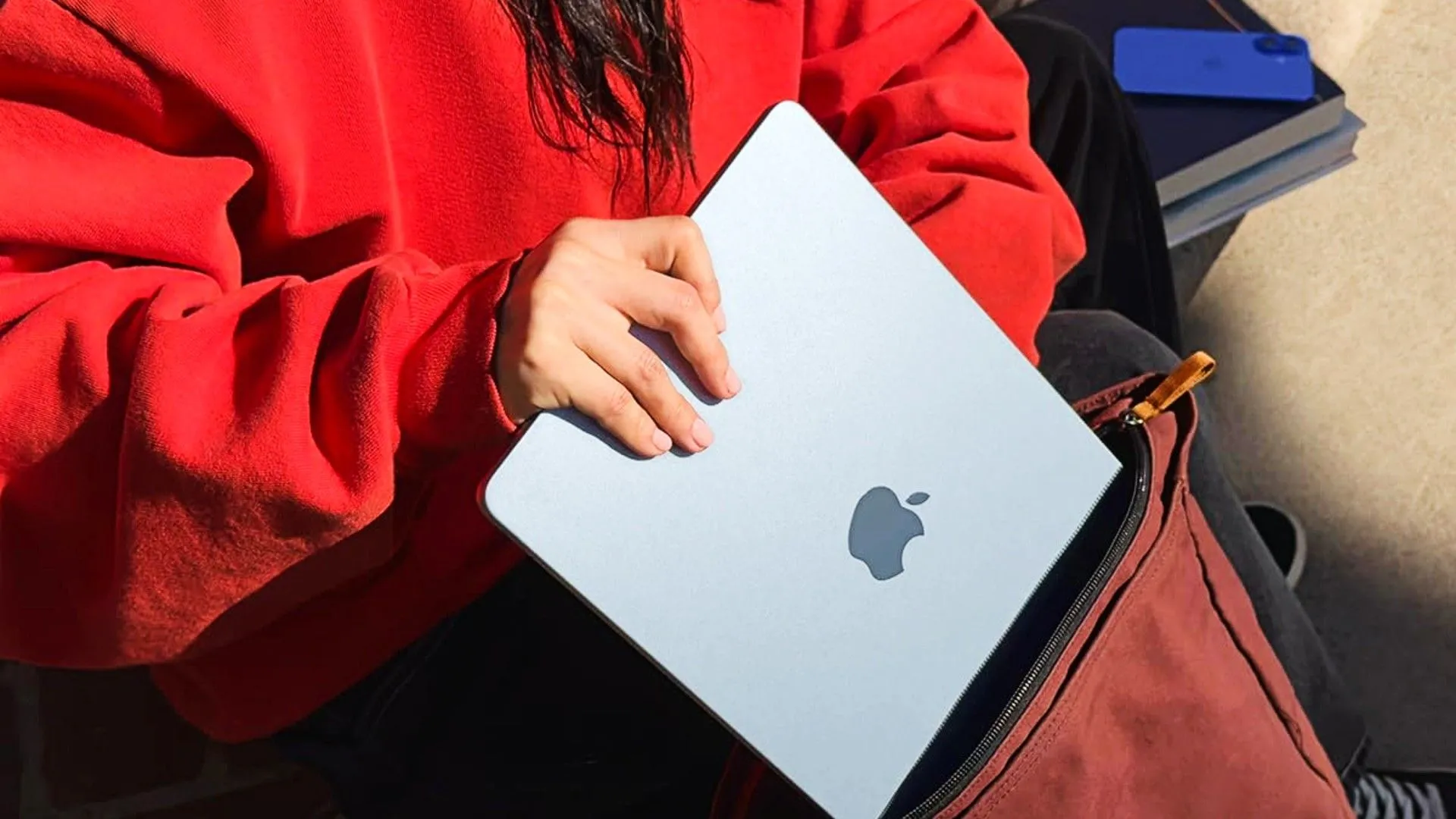MacBook Air M4 được đặt vào túi xách, thể hiện sự mỏng nhẹ và tiện lợi.