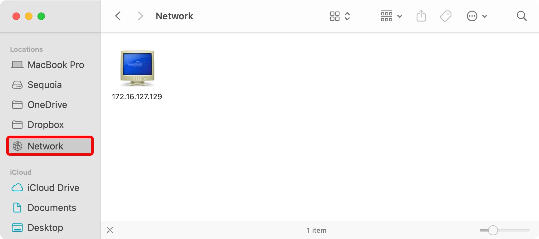 macOS Finder với một chia sẻ mạng được chọn trong thanh bên và được chú thích.