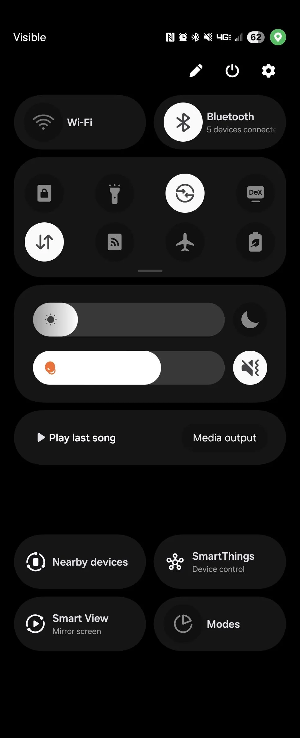 Màn hình cài đặt nhanh độc lập trong One UI 7 trên Samsung Galaxy Z Fold 6, chứa các nút bật tắt trạng thái tiện lợi