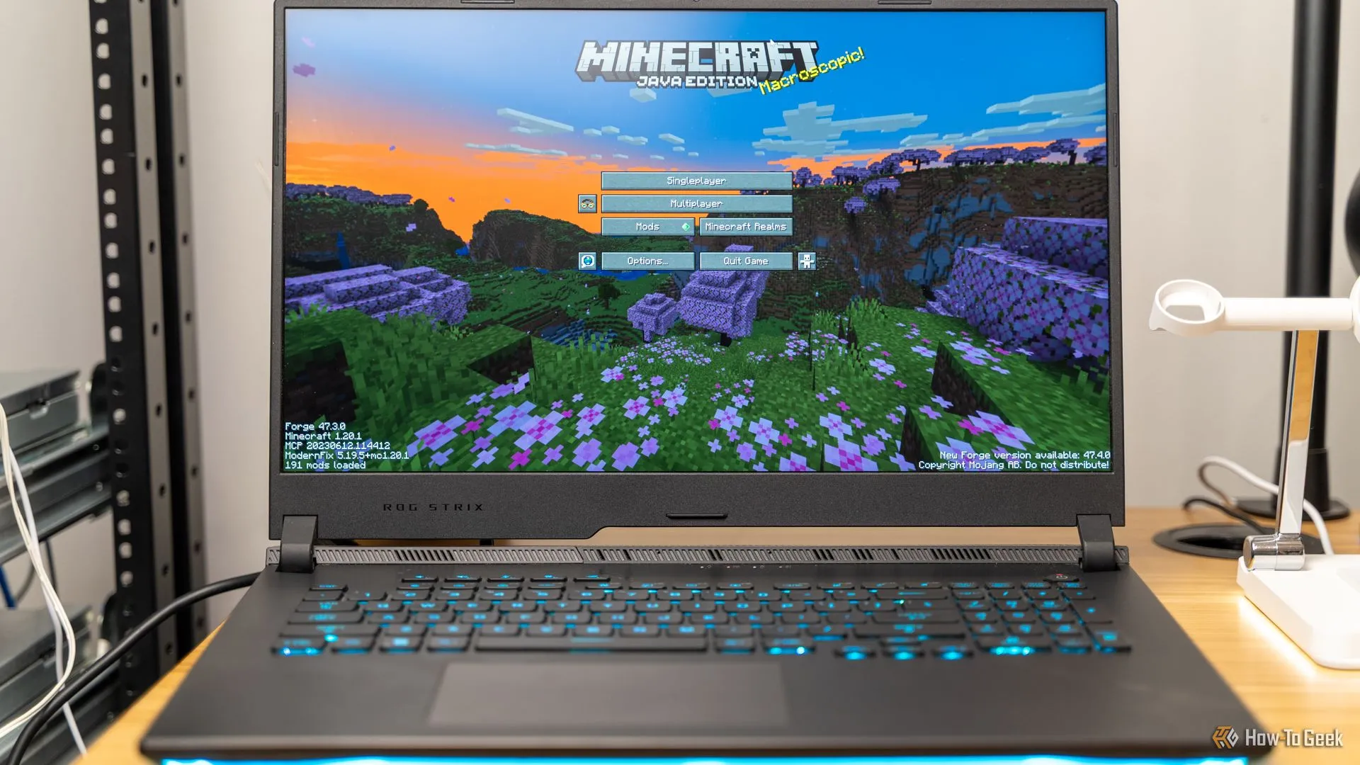Màn hình chính của game Minecraft hiển thị trên một chiếc laptop, tượng trưng cho trải nghiệm chơi game linh hoạt với server riêng.