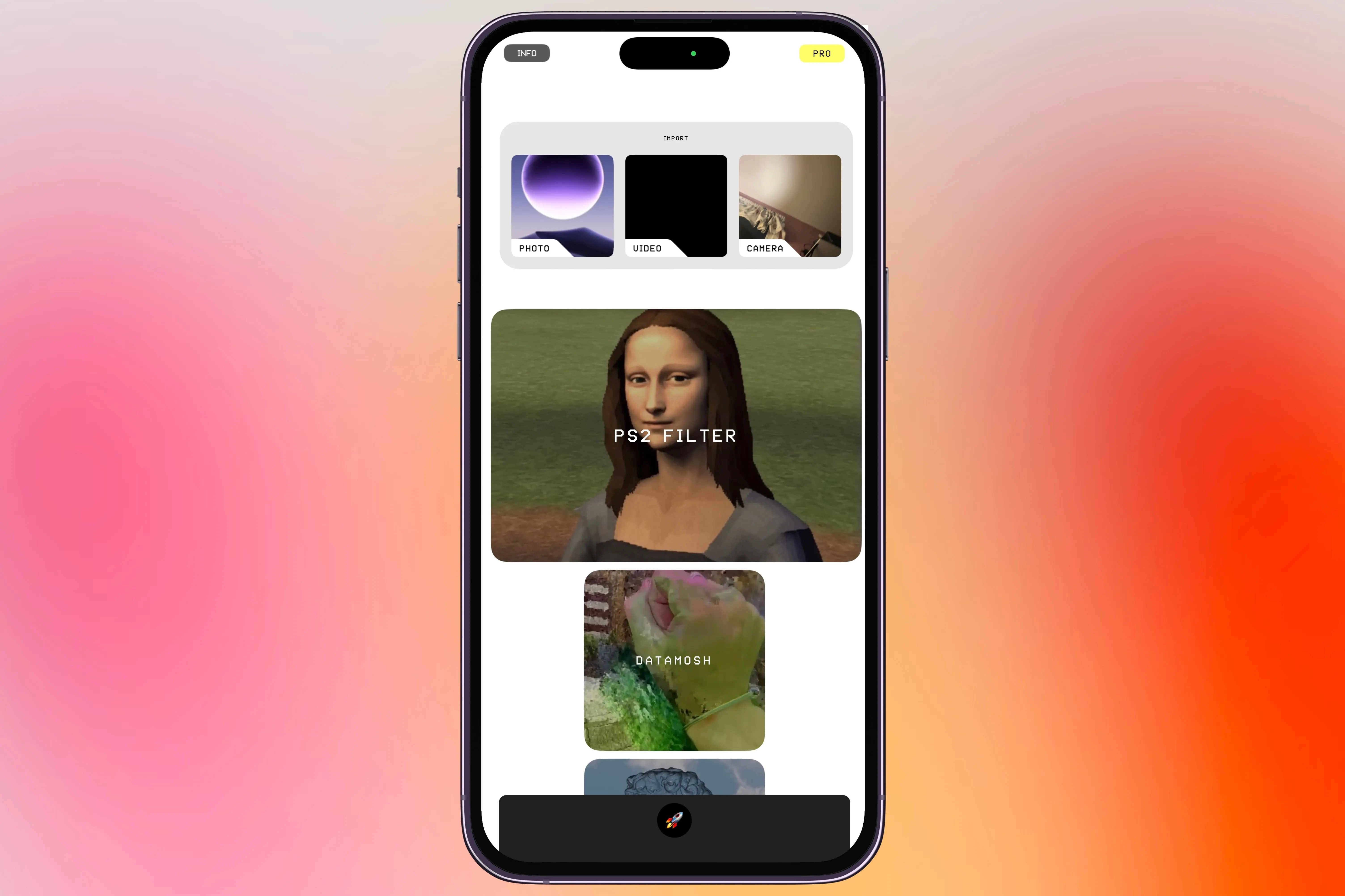 Màn hình chính của ứng dụng Glitché được hiển thị trên iPhone trước một phông nền đầy màu sắc, giới thiệu các tùy chọn chỉnh sửa độc đáo.