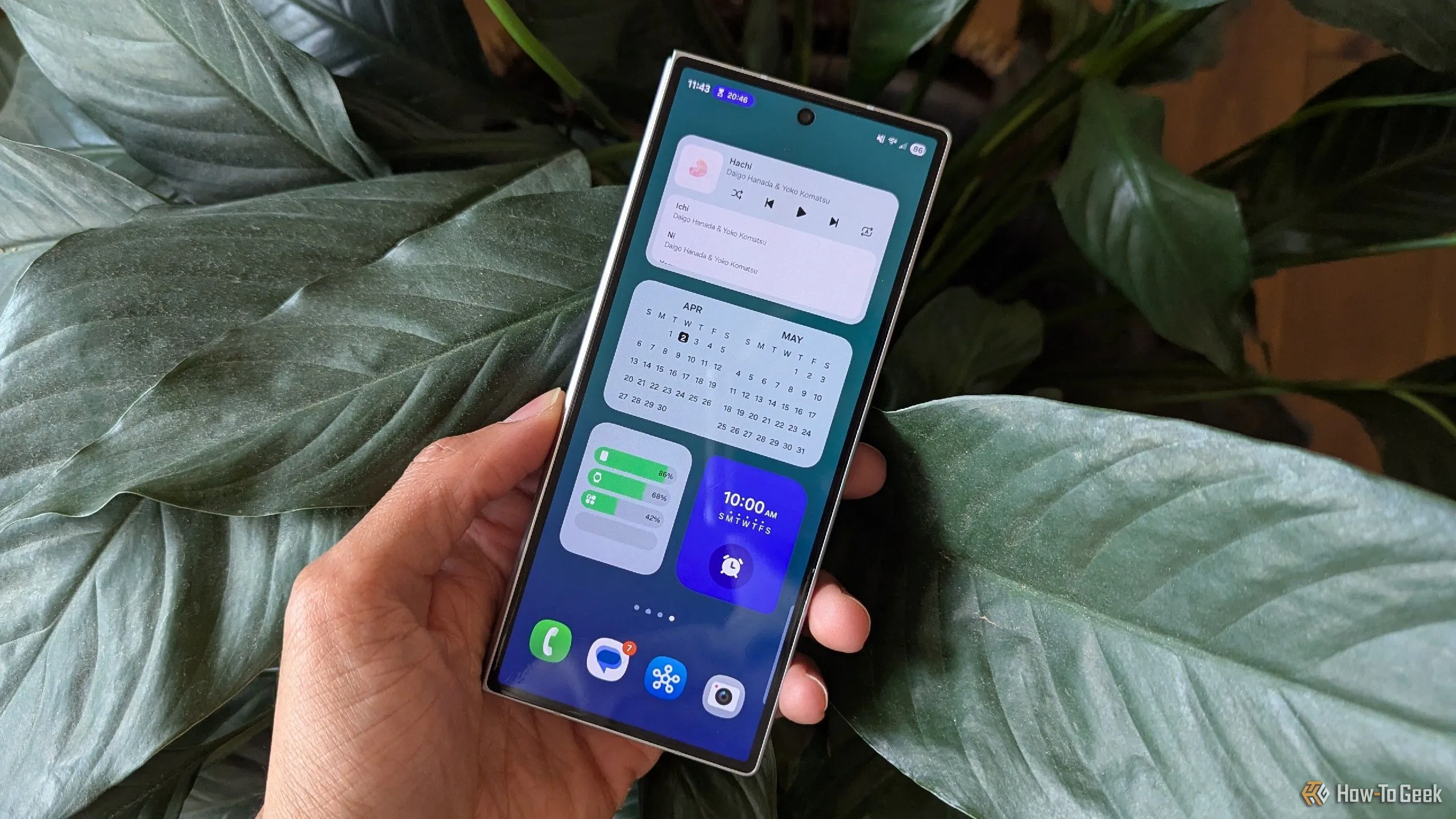 Màn hình chính One UI 7 trên màn hình phụ của Samsung Galaxy Z Fold 6, hiển thị các biểu tượng ứng dụng và widget được cải tiến