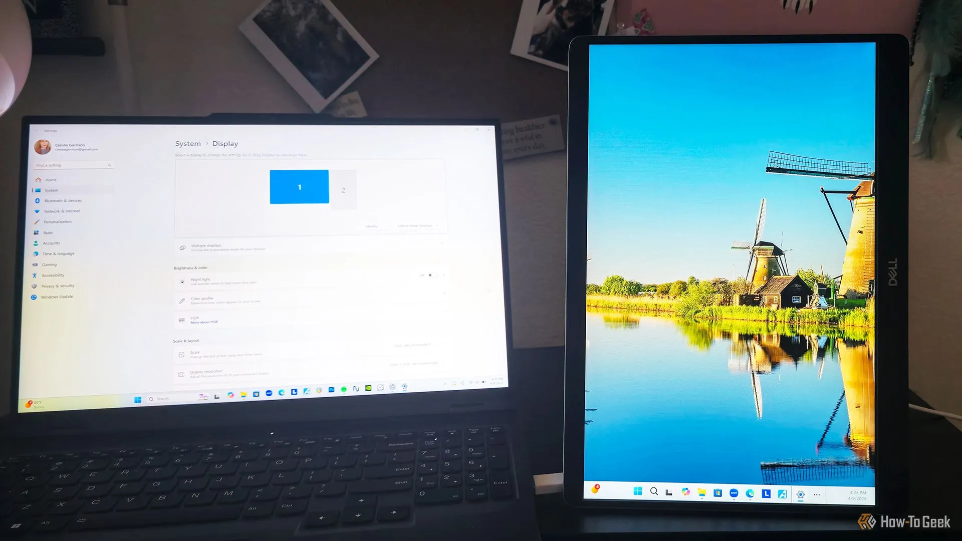 Màn hình Dell Pro 14 Plus hiển thị chế độ dọc, phản chiếu nội dung từ thiết bị di động