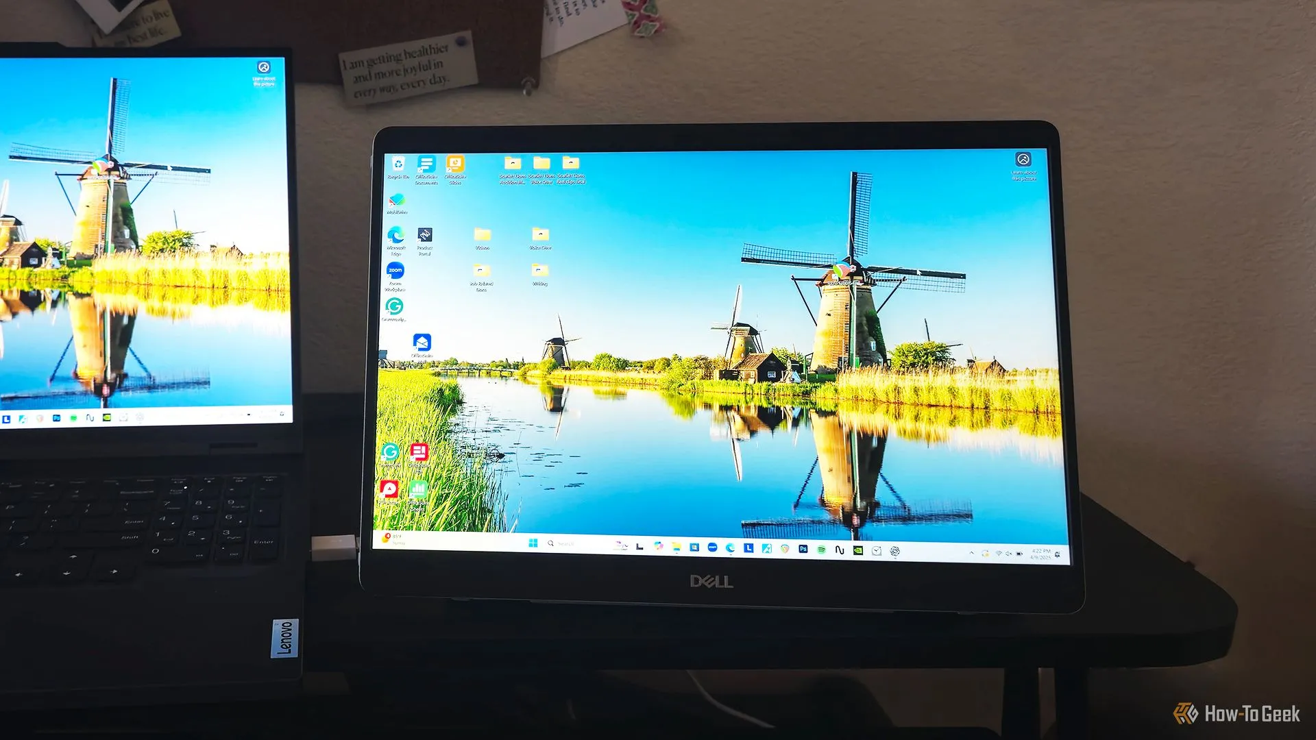 Màn hình Dell Pro 14 Plus kết nối và hiển thị nội dung từ laptop, phù hợp làm việc
