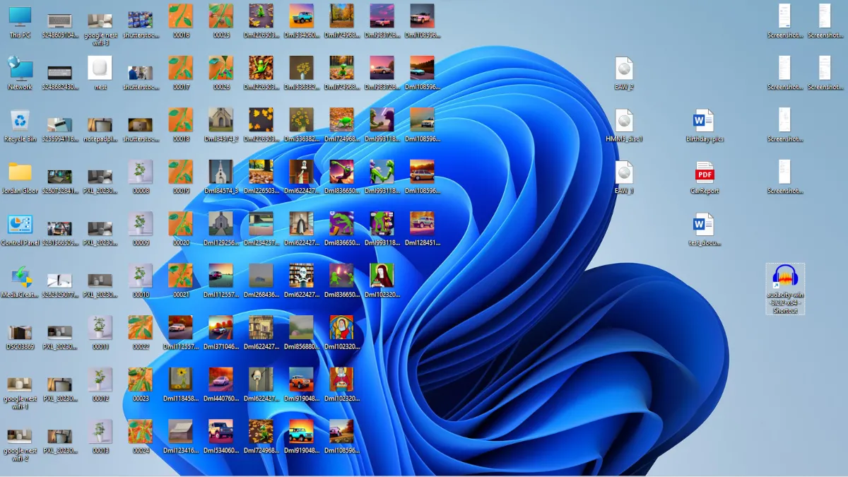 Màn hình desktop Windows 11 lộn xộn với nhiều biểu tượng, ảnh hưởng hiệu suất máy tính