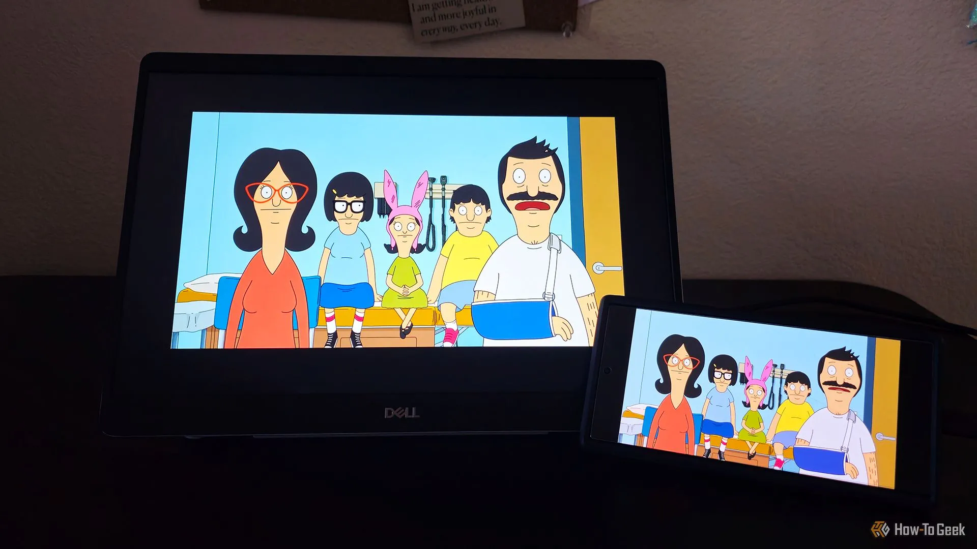 Màn hình di động Dell P1425 đang phát nội dung giải trí Bob's Burgers từ điện thoại thông minh