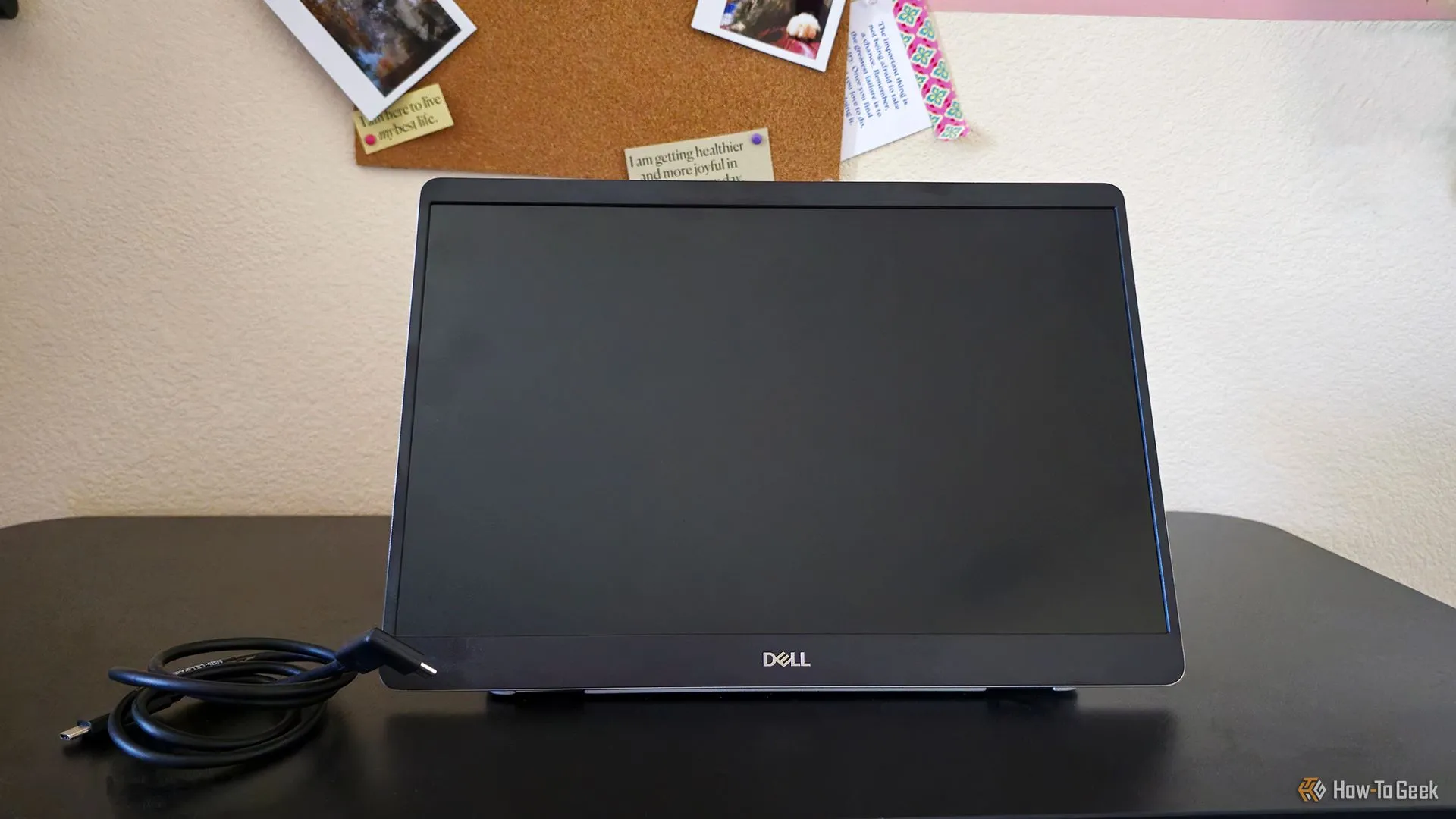 Màn hình di động Dell Pro 14 Plus P1425 tắt, đặt gọn gàng trên bàn làm việc
