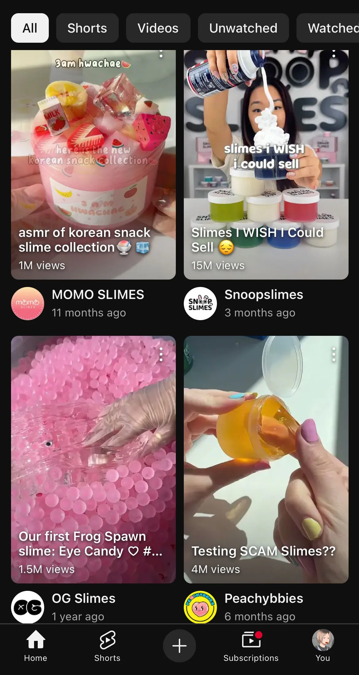 Màn hình điện thoại hiển thị các video ASMR dạng Shorts trên YouTube, biểu trưng cho thói quen doomscrolling