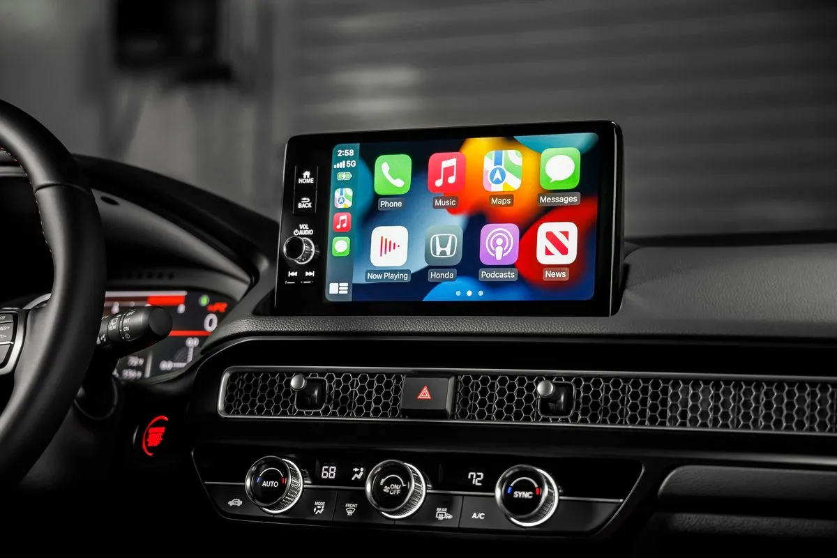 Màn hình hệ thống thông tin giải trí trên xe Honda Civic Type-R 2023 hiển thị Apple CarPlay, làm nổi bật sự khác biệt giữa kết nối có dây và không dây.