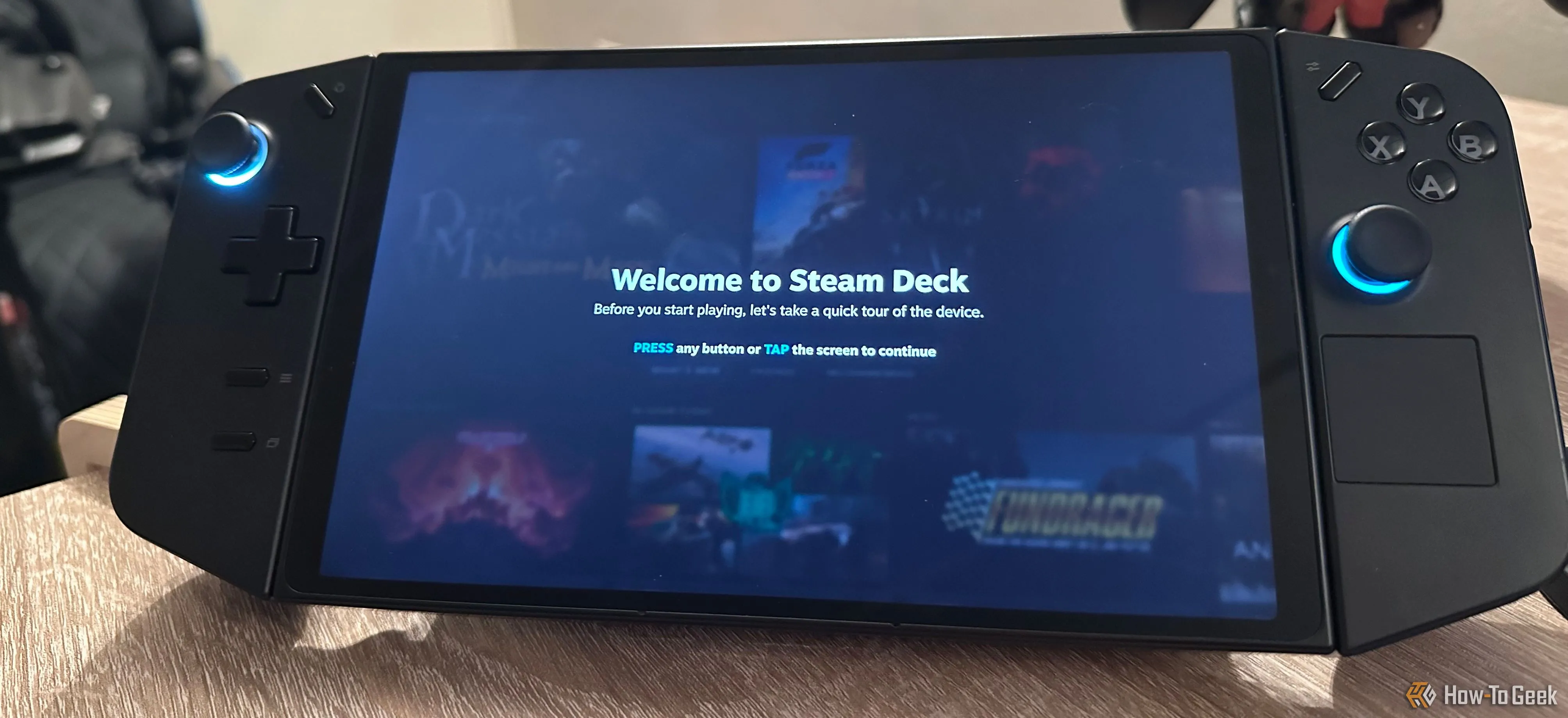 Màn hình hiển thị quá trình cài đặt SteamOS đã hoàn tất trên thiết bị chơi game cầm tay Legion Go.