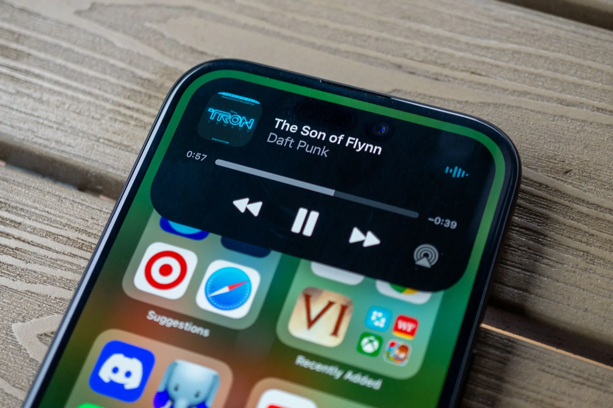 Màn hình iPhone 15 hiển thị Dynamic Island với giao diện điều khiển nhạc.