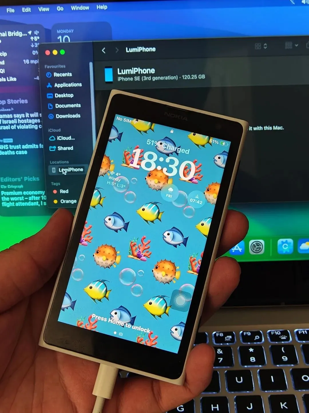 Màn hình iPhone SE 2022 với giao diện iOS hoạt động mượt mà trên thân vỏ Nokia Lumia 1020