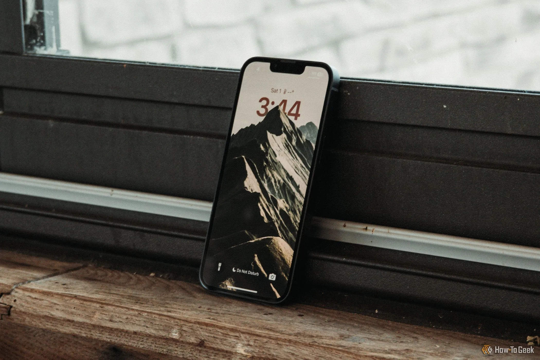 Màn hình khóa của iPhone 16e với giao diện hiện đại.
