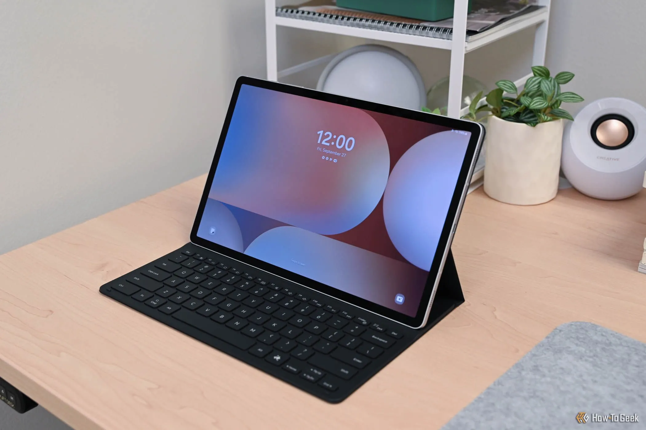 Màn hình khóa của Samsung Galaxy Tab S10+ hiển thị các thông báo và ứng dụng